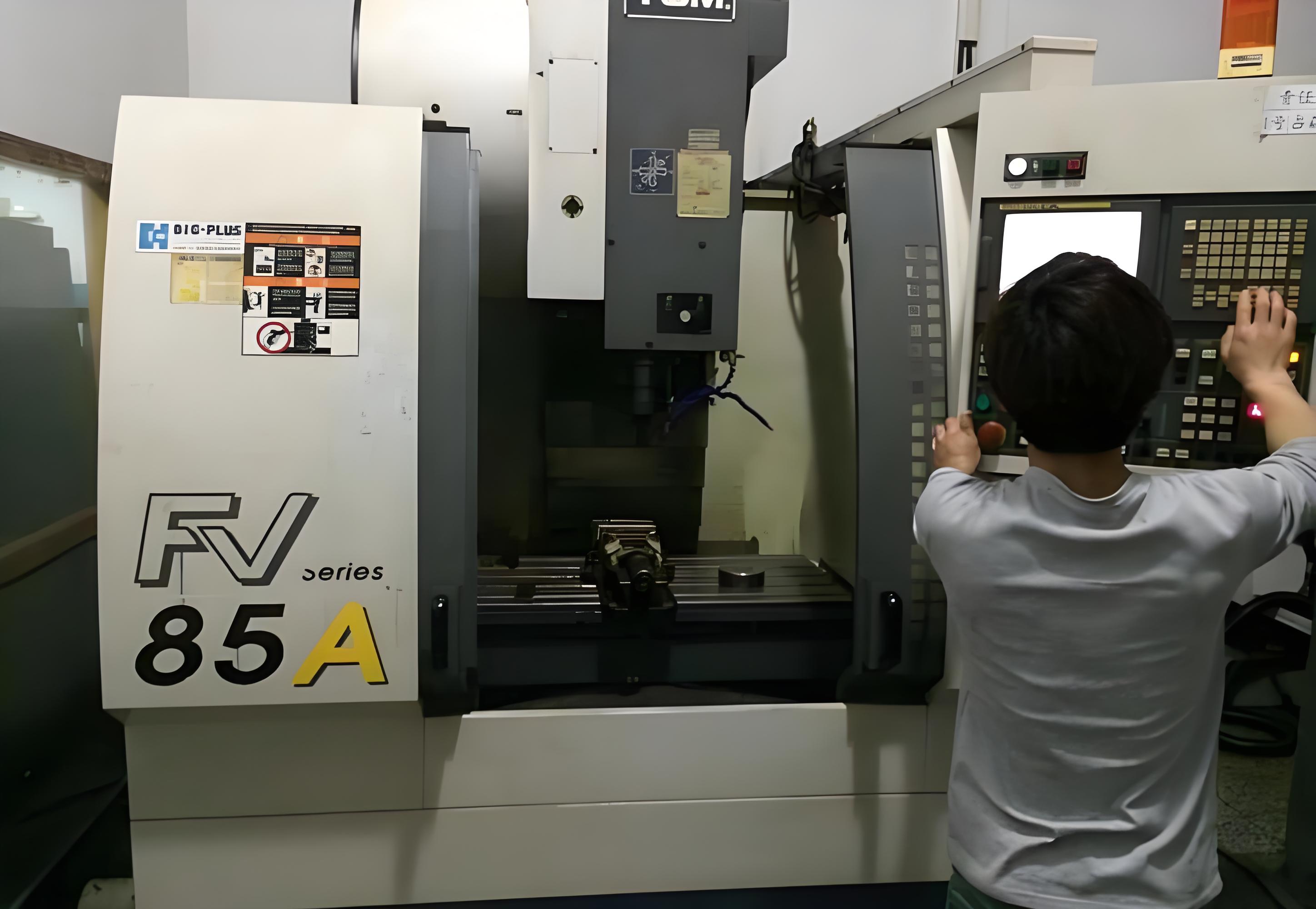 德馬吉磨床主軸維修，主軸軸承卡死拆除更換